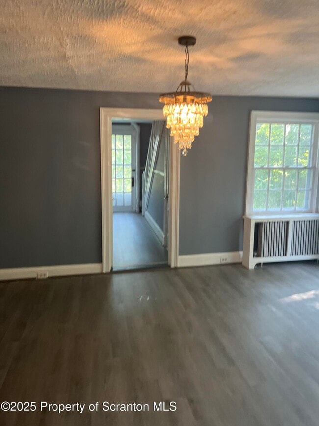 Building Photo - 321 Maple St