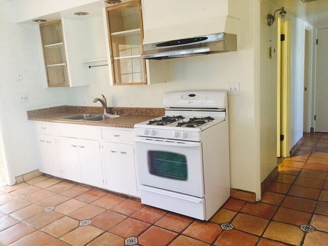 Building Photo - Charming Sam Hughes!