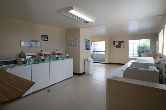 Building Photo - Woodland Hills, Warner Center 1/Bed. Condo!