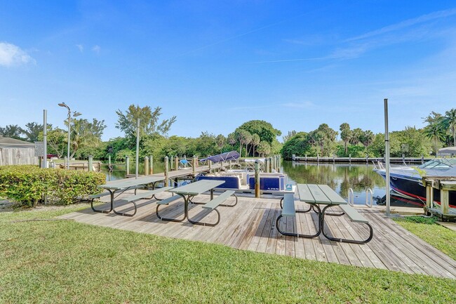 Building Photo - Beautifully Renovated 3BR/2BA Townhome in ...
