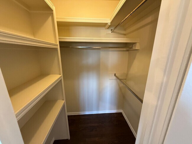 Building Photo - SPACIOUS HOME FOR RENT IN SUNGATE!