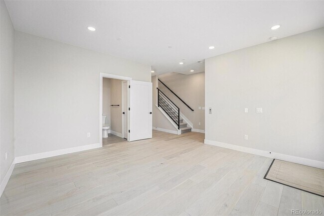 Building Photo - 2329 Lakeshore Ln