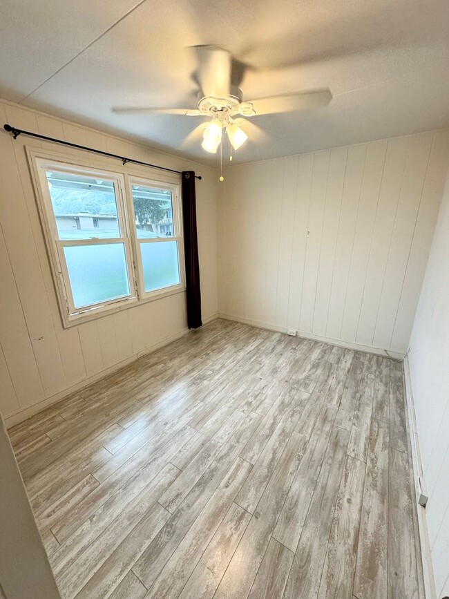 Building Photo - Move in ready 3 bedroom w/ parking near Li...