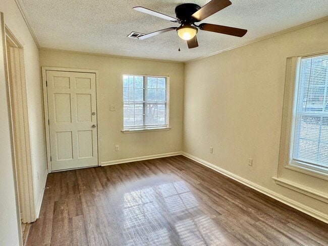 Building Photo - Charming updated 3-bedroom home!