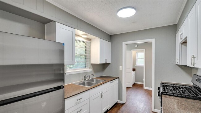 Building Photo - Beautiful 3 bedroom / 1.5 bath