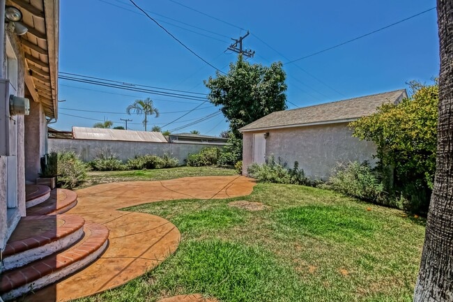 Building Photo - CHARMING, BRIGHT & AIRY HOME ON LARGE CORN...