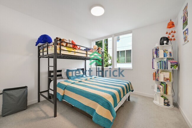 Building Photo - Spacious 3-Bedroom Townhouse in Seattle's Vibrant Heart – 2 Full Baths & 1508 Sq Ft of Comfort!