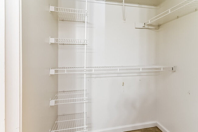 Building Photo - 1653 Dexter Ln