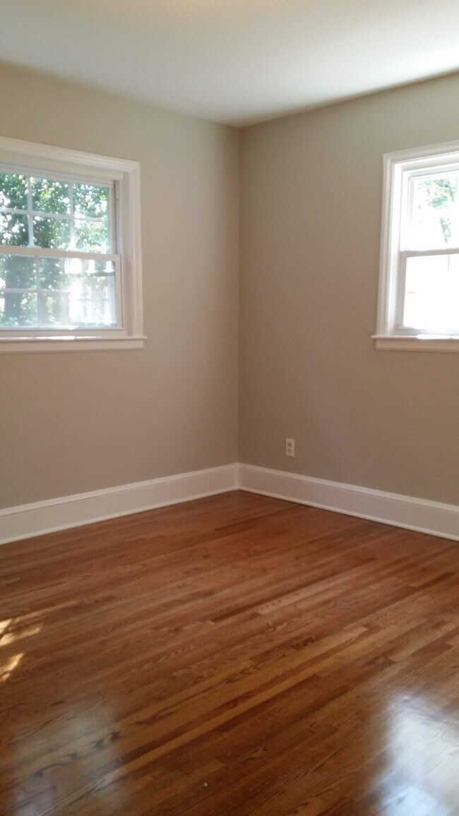 Building Photo - Merry Oaks