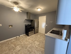 Building Photo - Newly Renovated 2-Bedroom Near Downtown Nashville