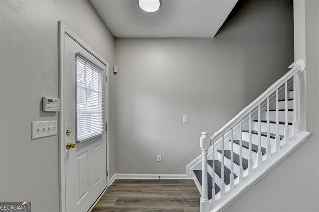 Building Photo - 903 Redwood Dr