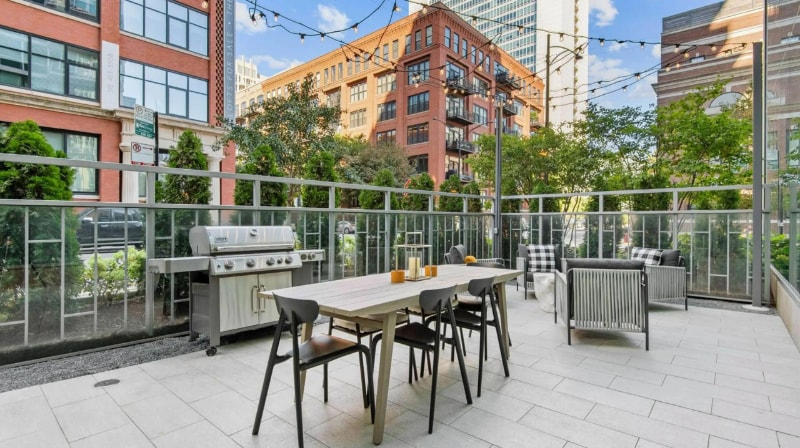 Building Photo - 640 W Huron St