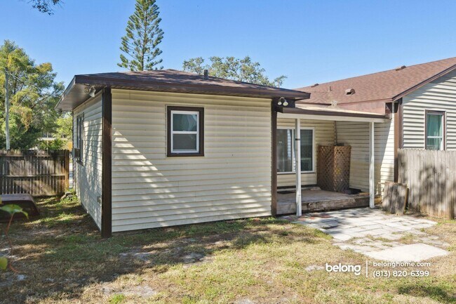 Building Photo - 1919 12th Ave W