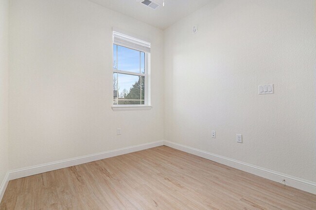 Building Photo - Ground Level Condo - 2 Bedrom 2 Bathroom in Chatfield Bluffs