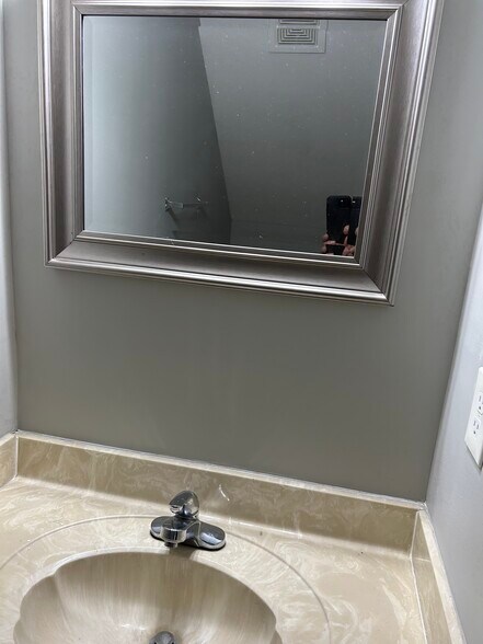 Building Photo - 120 Creekwood Ave