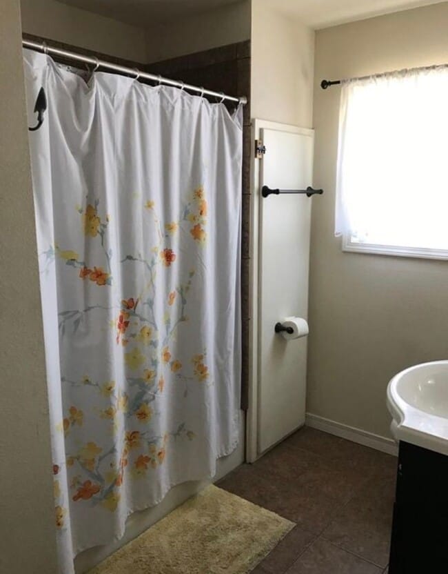 Building Photo - Full of warmth and character