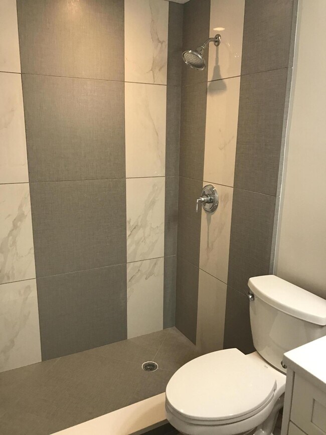 Building Photo - 142 SW 8th Ave