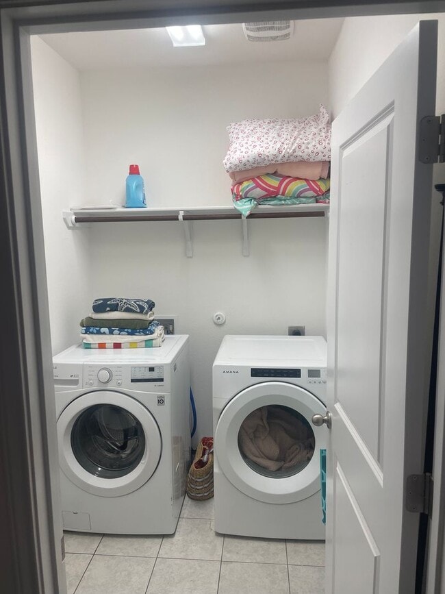 Building Photo - Gorgeous 3 Bed 2 Bath Home in La Cima with Fenced Yard!