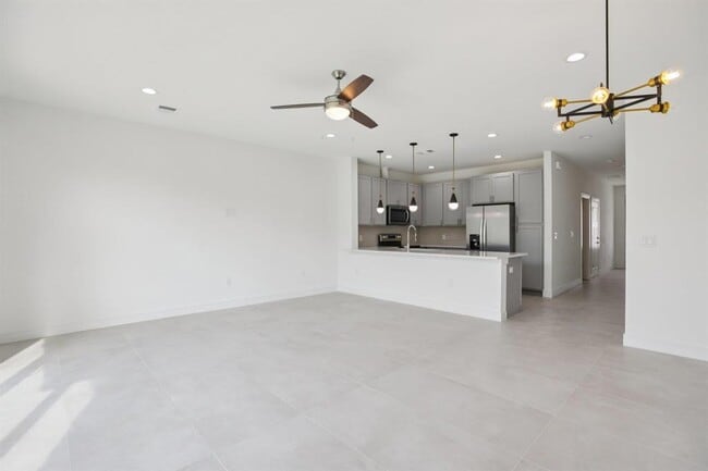 Building Photo - 302 Tesla Cir