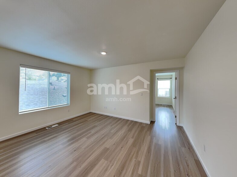 Building Photo - 1415 W 16th Ave