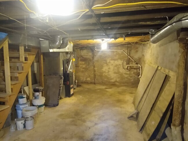 Building Photo - 655 N Yewdall St