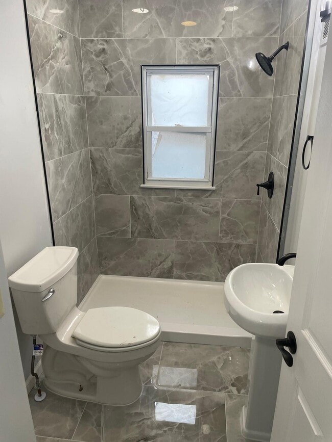 Building Photo - 20934 Hollywood St