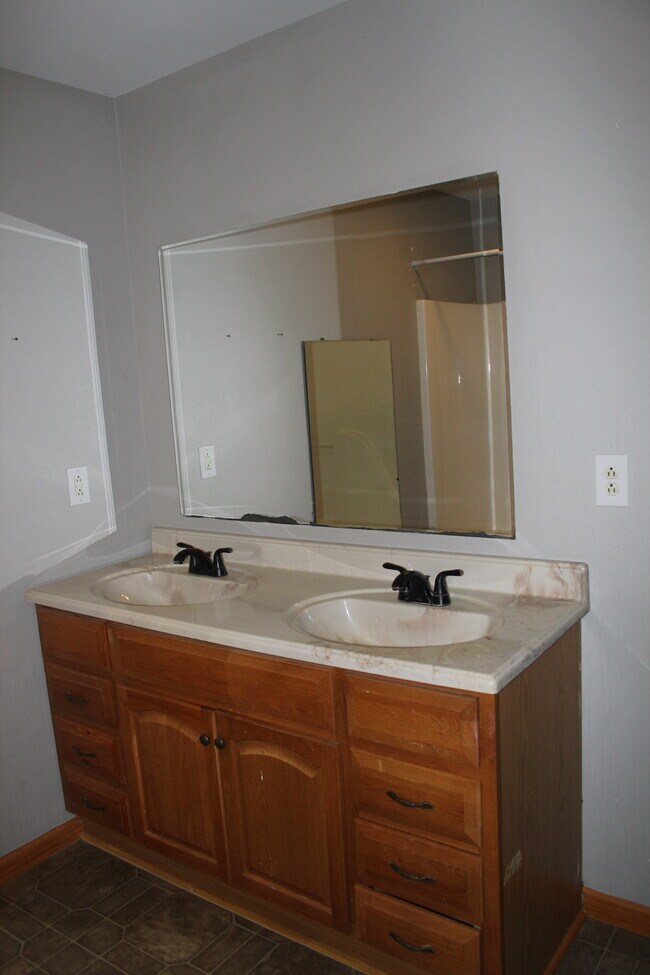 Double vanity - 5857 Highway 161