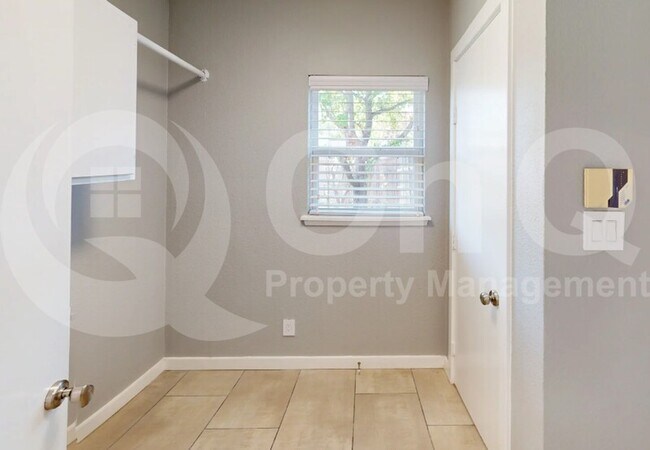 Building Photo - 3014 Tres Logos Ln
