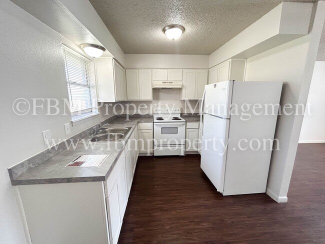 Building Photo - 825 Tehuacana Hwy