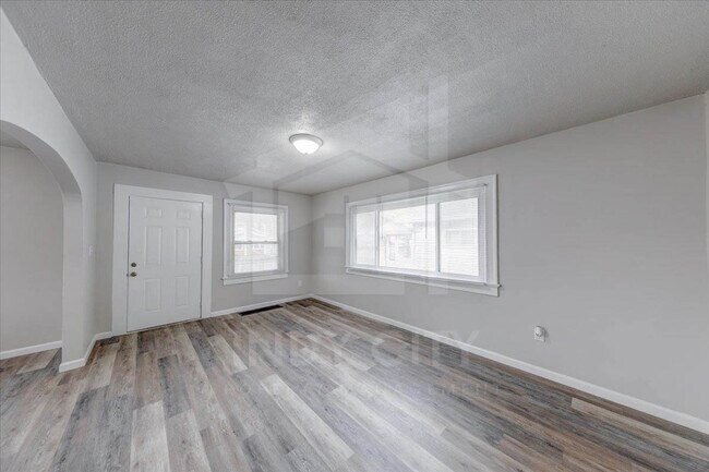 Building Photo - 919 N Bradley Ave