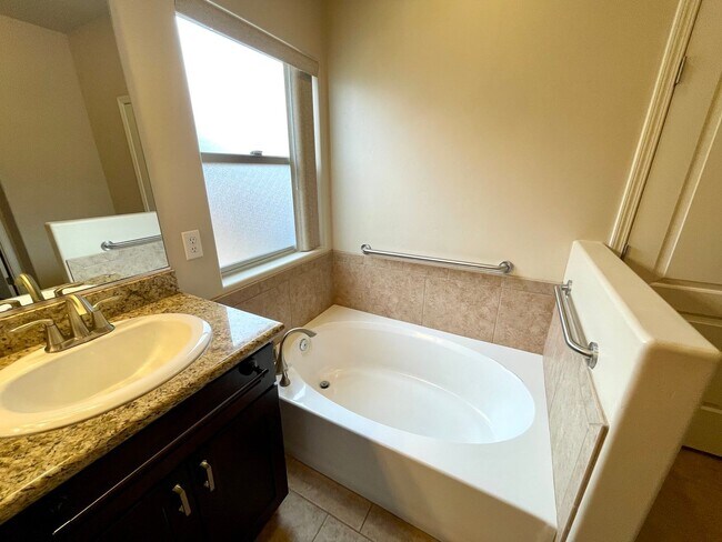Building Photo - Beautiful 3 Bedroom Home in Hualapai Shadows! *HOME IS CURRENTLY OCCUPIED, PLEASE DO NOT DISTURB ...