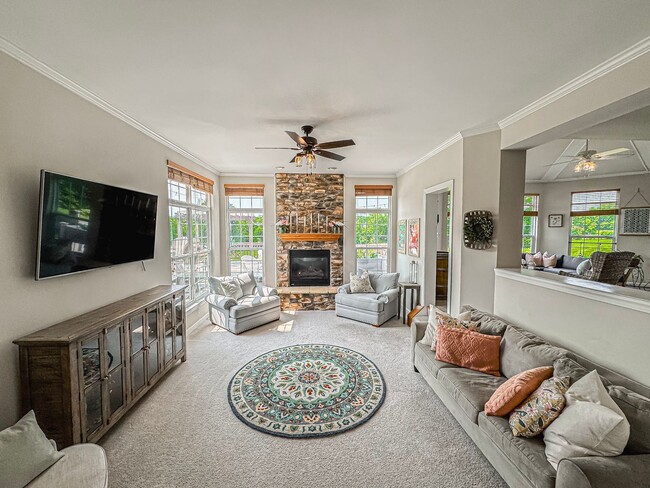 Building Photo - Fantastic 4 Bed 2.5 Bath Single Family Hom...