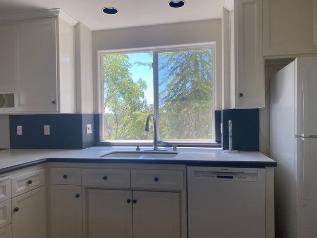 Building Photo - Beautiful Lakefront Home in the Vineyard! 55+ community