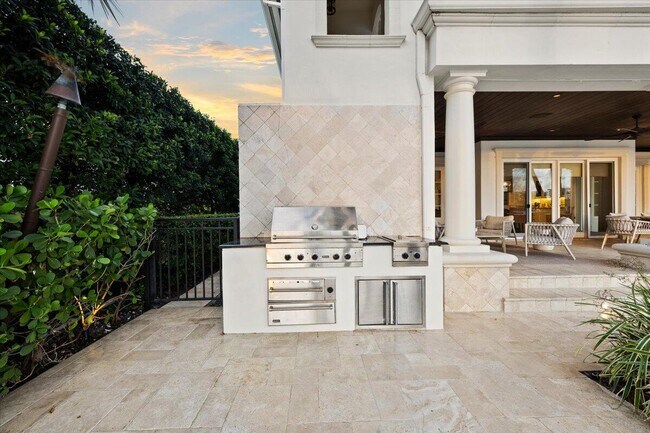 Building Photo - 1313 E Lake Dr