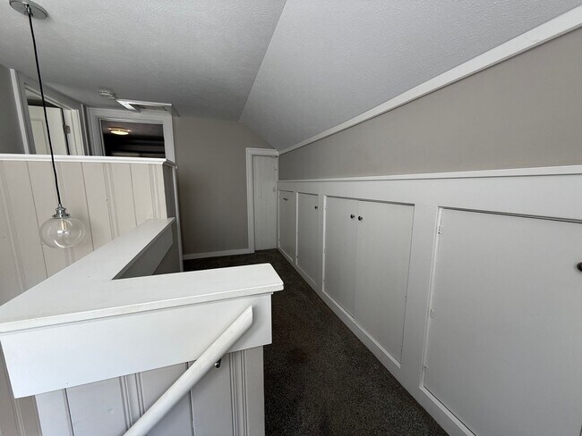 Building Photo - 3 bed 1 bath Brick Bungalow in Forest Hills