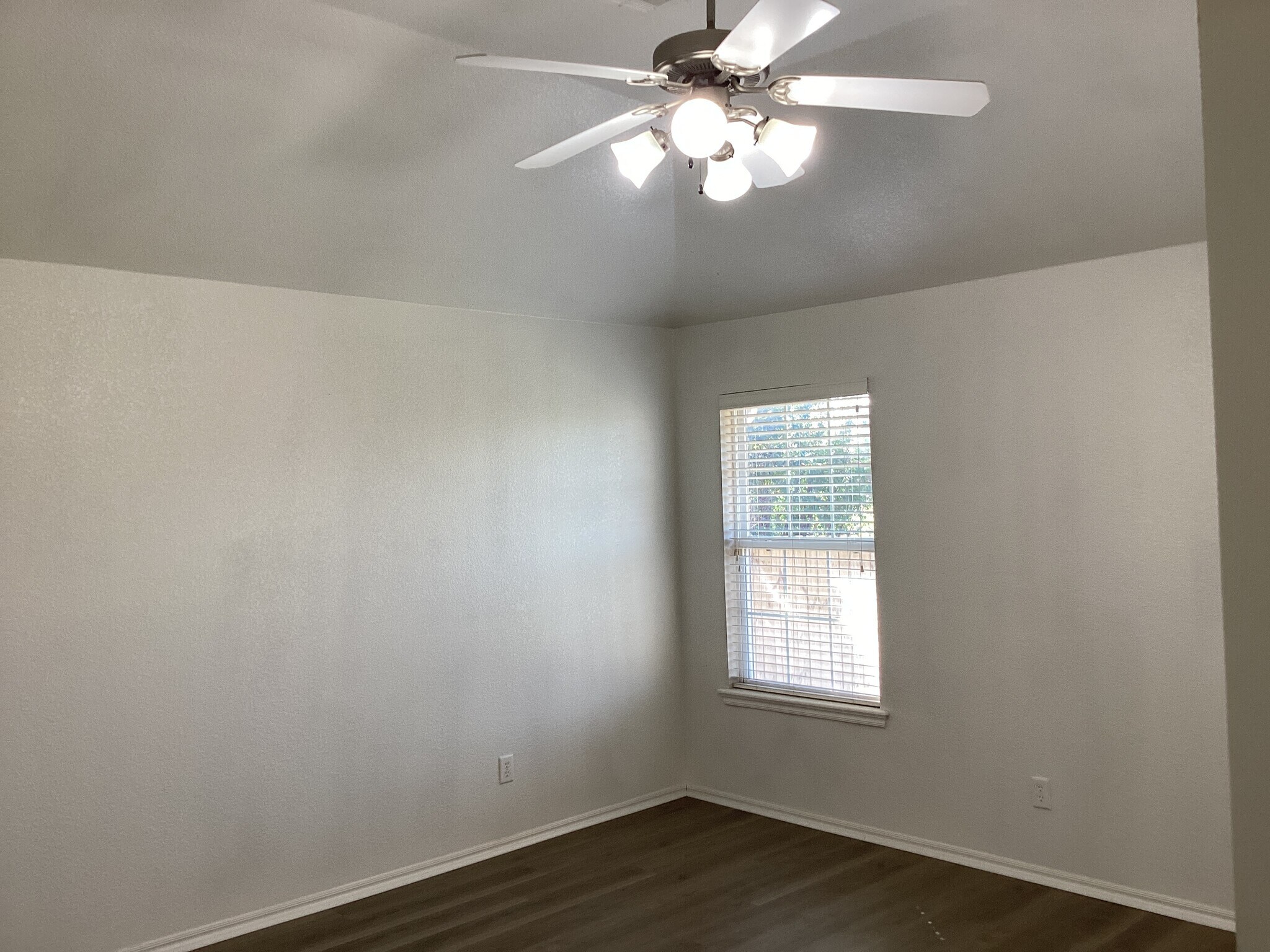 Building Photo - 4129 Queens Dr