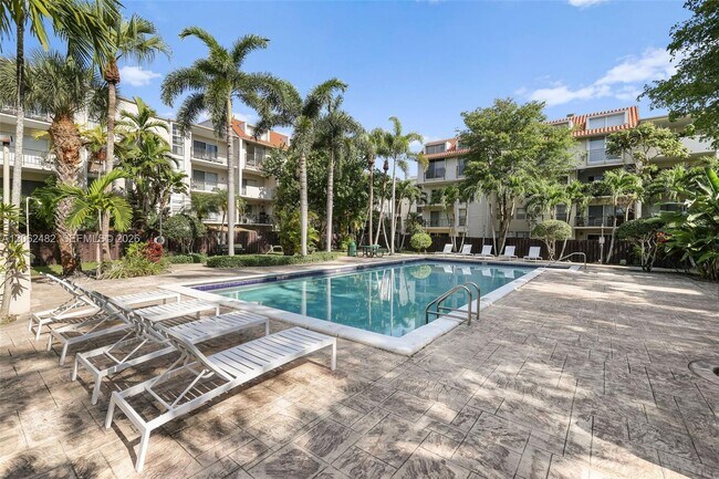 Building Photo - 6886 N Kendall Dr