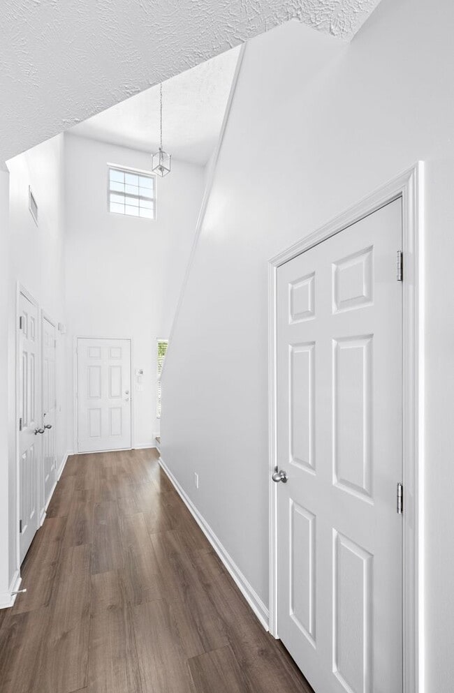 Building Photo - Stunning 3BR/2.5BA Updated Townhome in Pri...