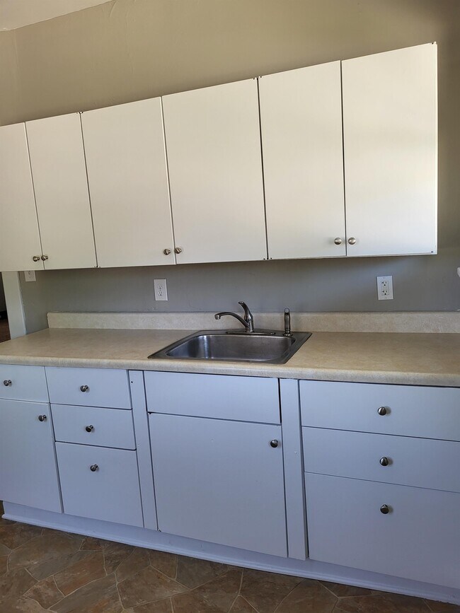 Building Photo - 744 River Dr