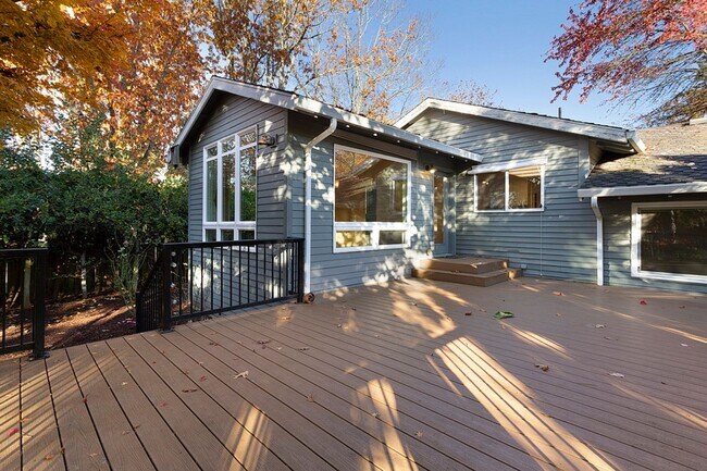 Building Photo - Spacious Home ! Huge living room, 2nd family room, kitchen nook and extra room off kitchen. Large...