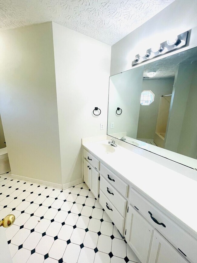 Building Photo - ** 3 Bed 2 Bath located off McQueen Smith ...
