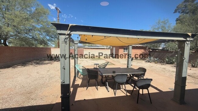 Building Photo - Three Bedroom Ranch Style Home