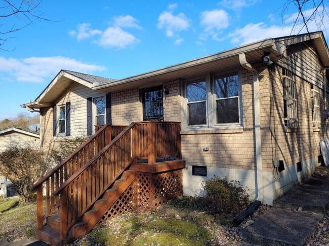 Primary Photo - Excellent 3 Bedroom Home Minutes from Down...