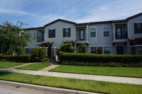 Building Photo - Charming 2-Bed, 2-Bath Townhouse Retreat i...