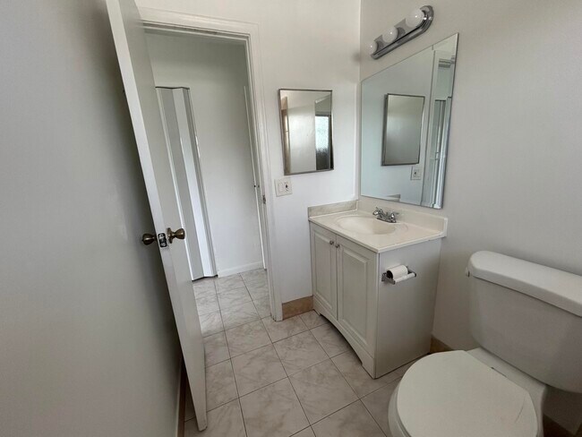 Building Photo - 6140 SW 41st Ct
