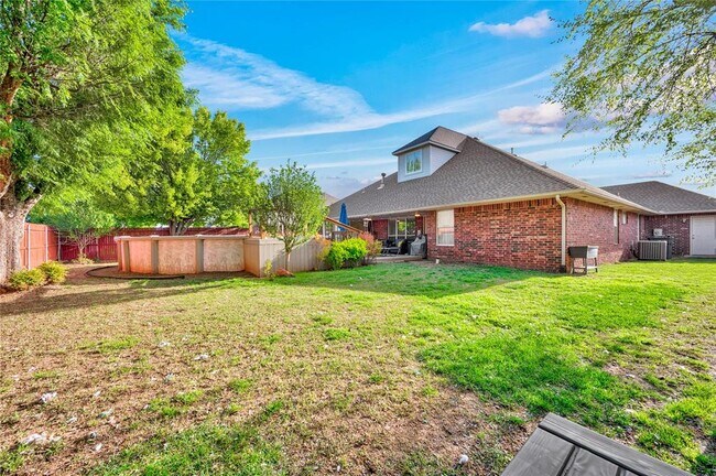 Building Photo - 17105 Gladstone Ln