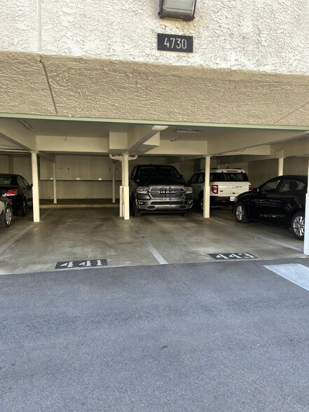 2-car tandem parking - 4728 Park Granada