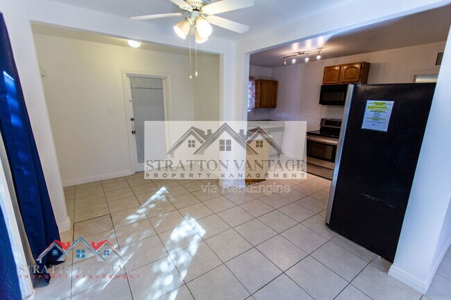 Building Photo - 1324 W Clarendon Ave