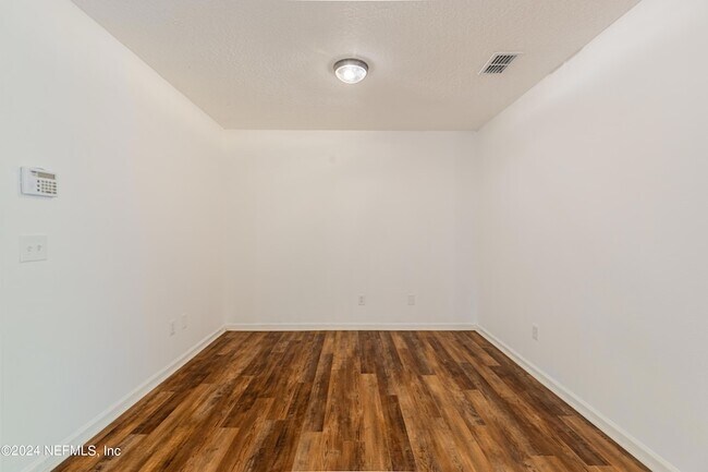 Building Photo - 1630 Vineland Cir