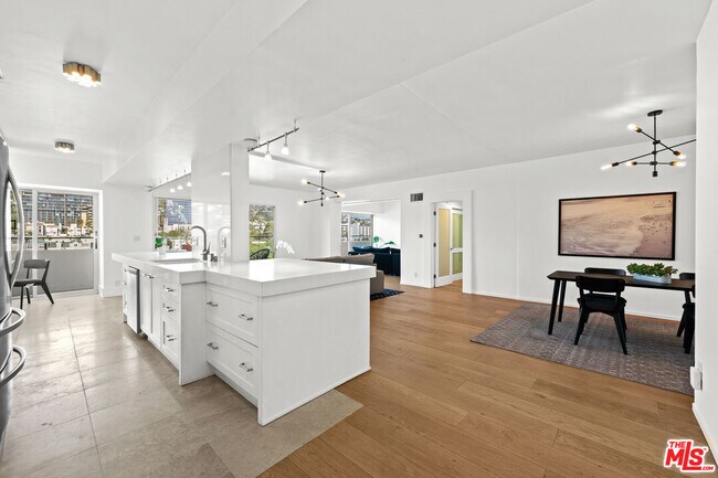 Building Photo - 838 N Doheny Dr